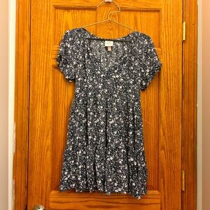 Knox Rose Size S tiered mini dress in navy with white flowers with pockets!